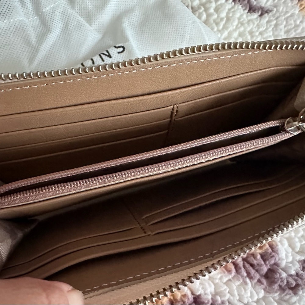 Brand New Lo&Sons Wallet Ivory with Tan Interior - Picture 9 of 9